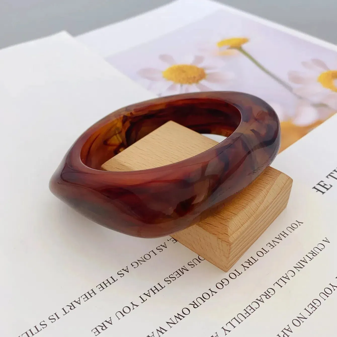 Fashionable and Bold Marble Pattern Acrylic Bracelet for Women