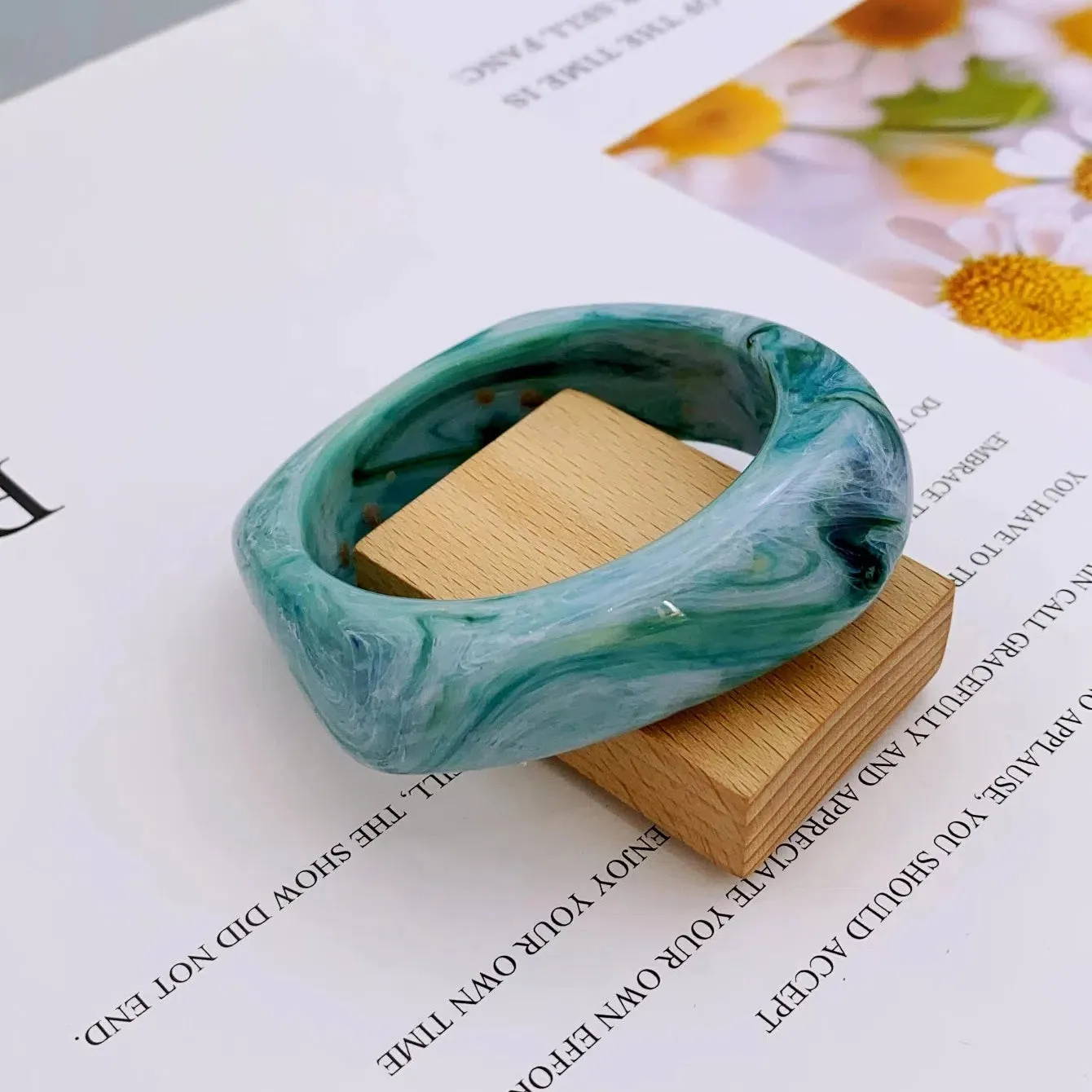 Fashionable and Bold Marble Pattern Acrylic Bracelet for Women
